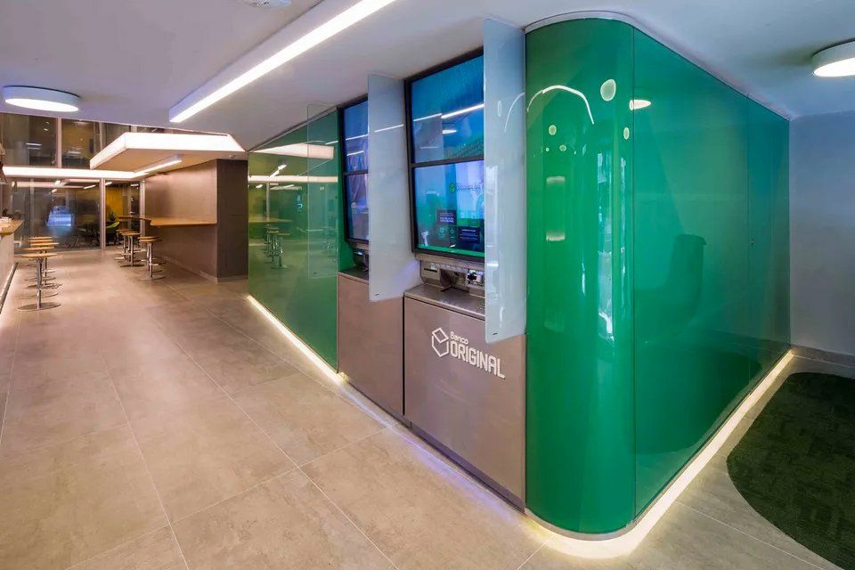 Há uma parede verde no meio da sala.