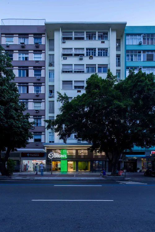 Um prédio com uma cruz verde na frente