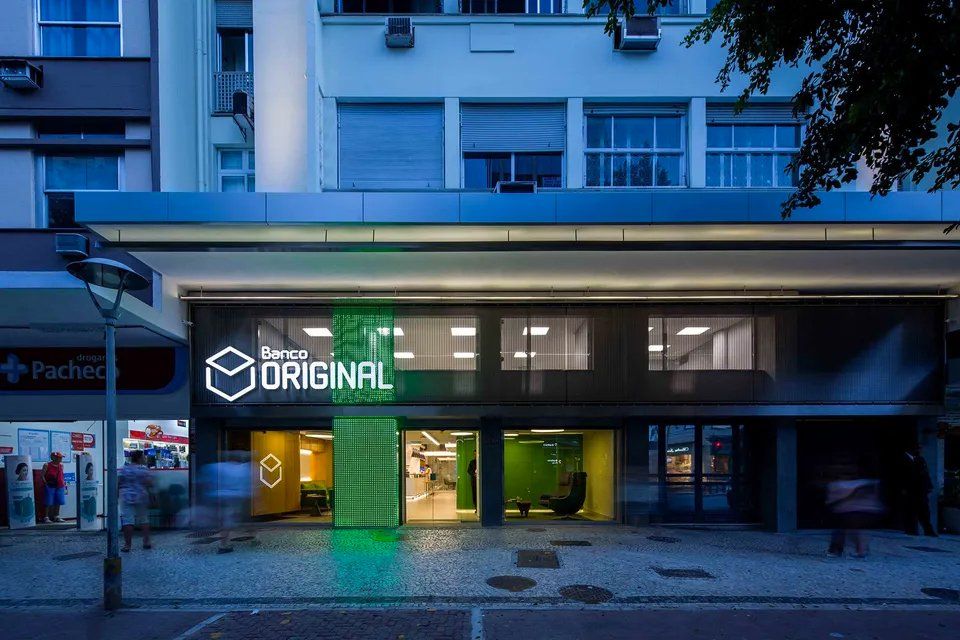 Um prédio com uma placa verde que diz original