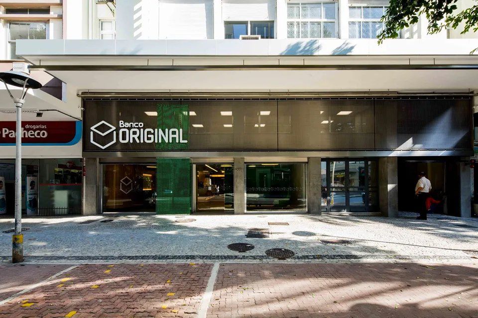 Um prédio com uma placa que diz original