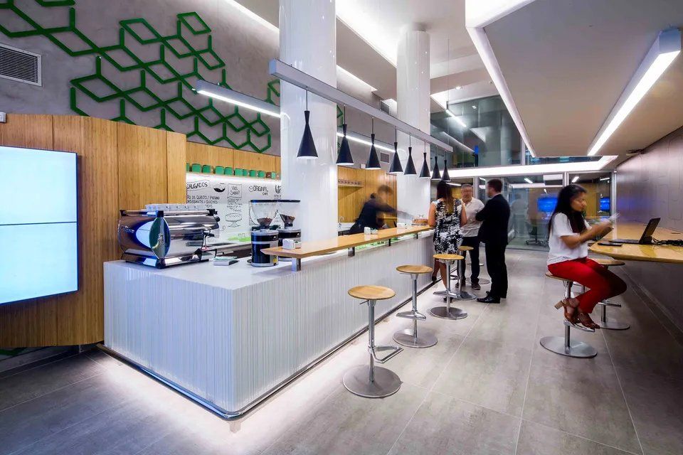 Um grupo de pessoas está em volta de um balcão de um restaurante.