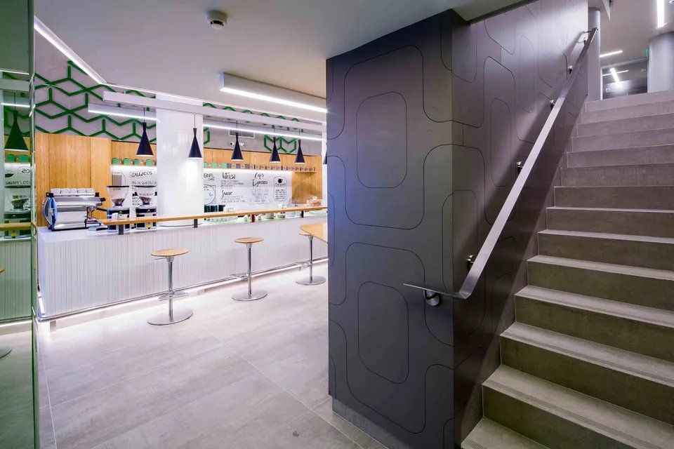 Uma escada que leva ao segundo andar de um prédio