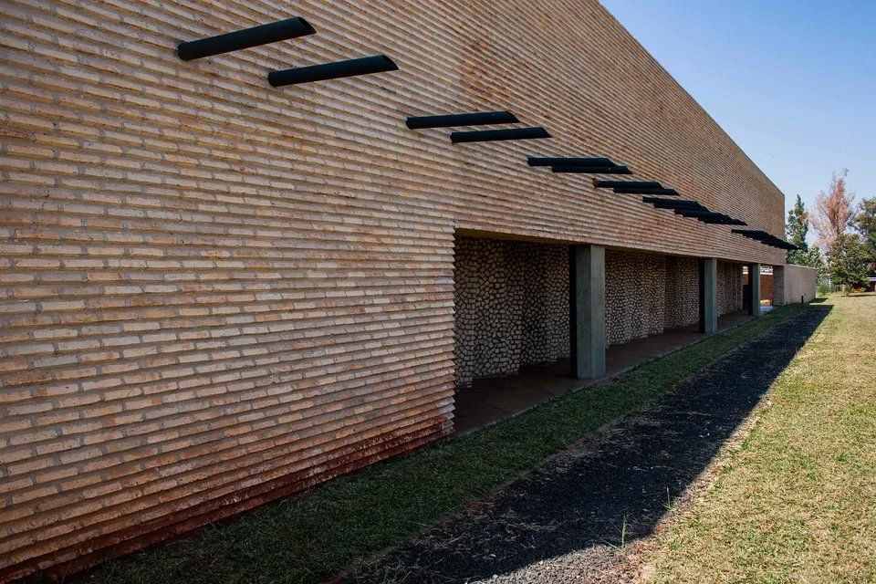 Um grande prédio de tijolos com muitas janelas