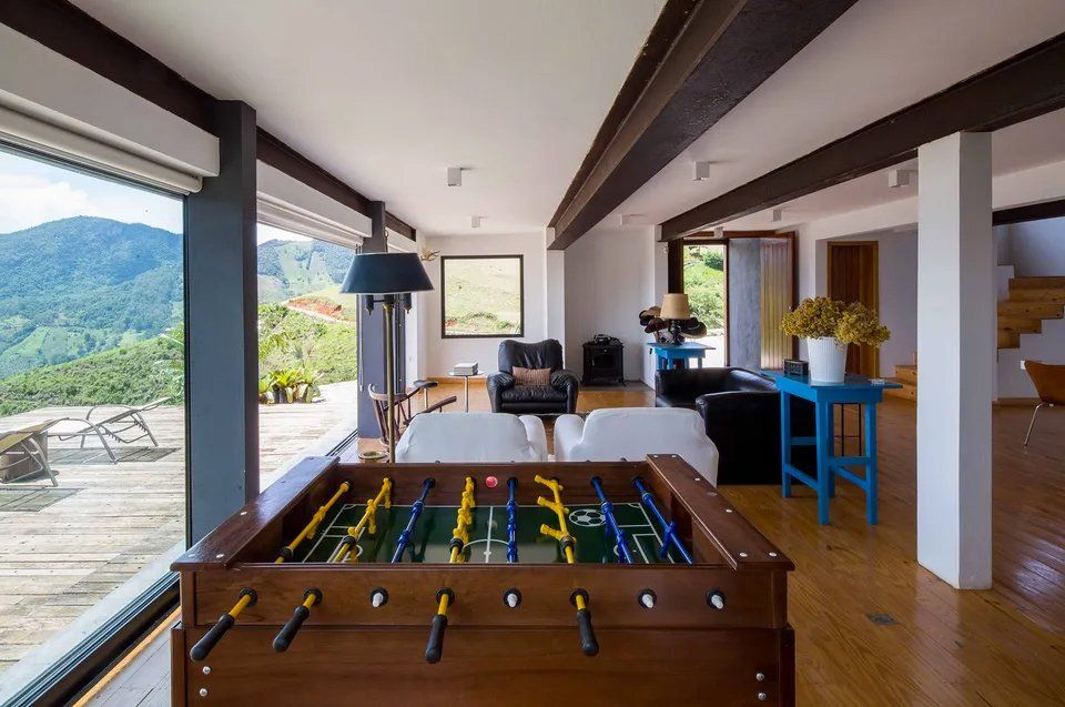 Uma mesa de pebolim está no meio de uma sala de estar