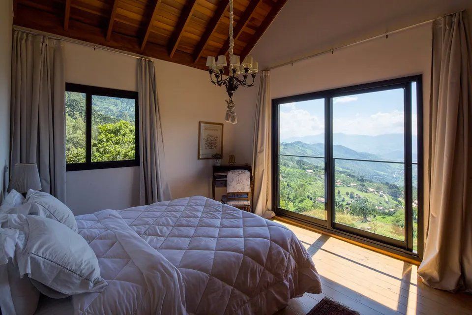 Um quarto com cama e vista para as montanhas
