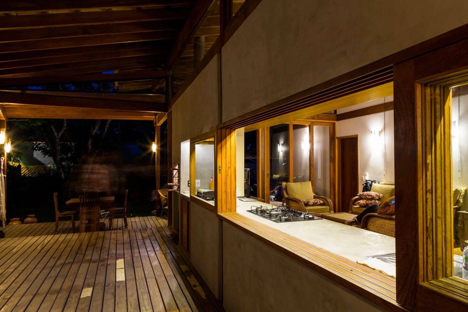 Uma cozinha com fogão, forno e uma grande janela