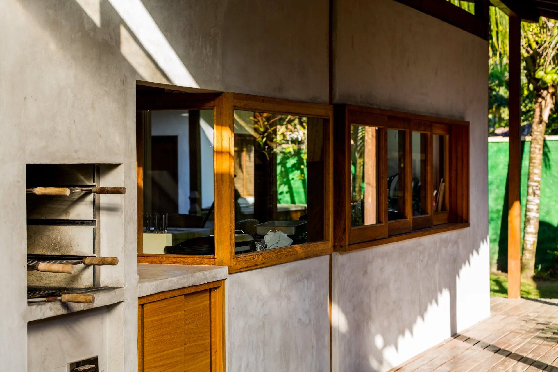 Uma casa com churrasqueira e muitas janelas