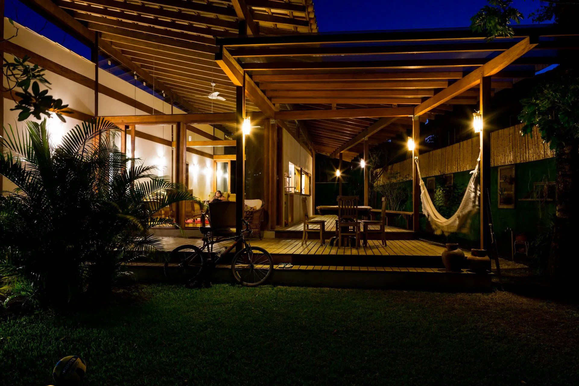 Uma casa com rede na varanda à noite