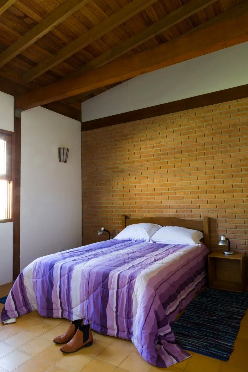 Um quarto com uma cama e um edredom roxo