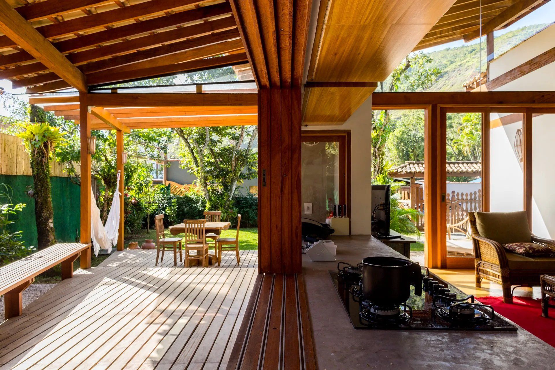 Uma cozinha com fogão, forno e deck de madeira.