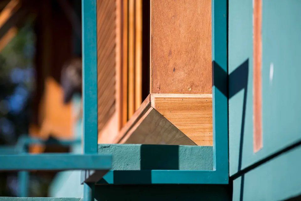 Um close de uma grade de madeira em um prédio.