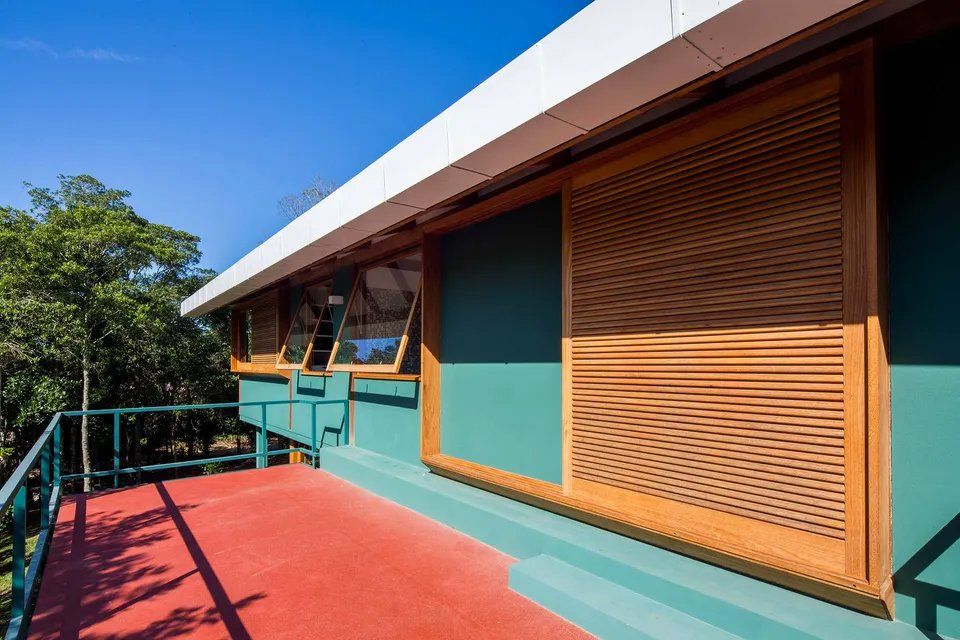 Uma casa com varanda e portas de correr de vidro