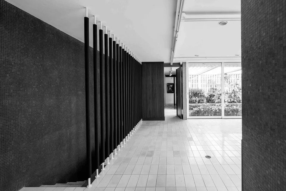 Uma foto em preto e branco de um corredor de um prédio.