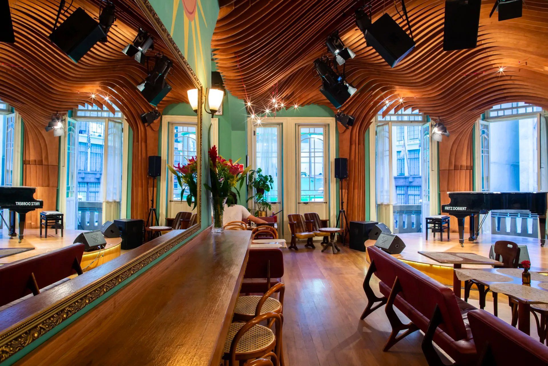 Uma grande sala com teto de madeira e piano.