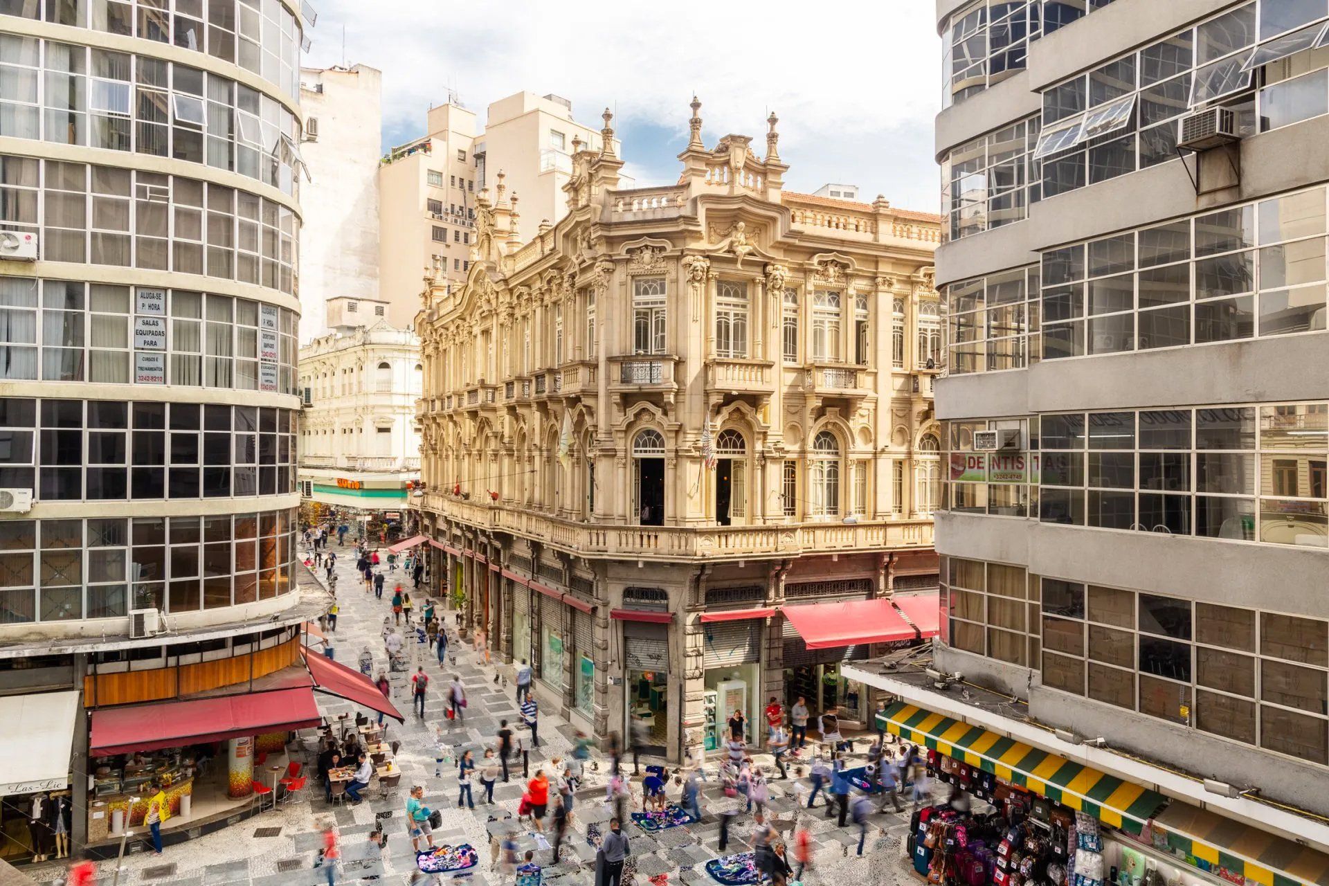 Uma vista aérea de uma rua movimentada da cidade cercada por edifícios altos.