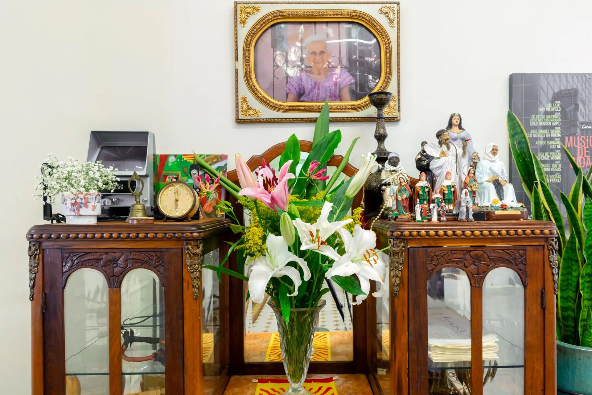 Um vaso de flores está sobre uma mesa em frente a um espelho.
