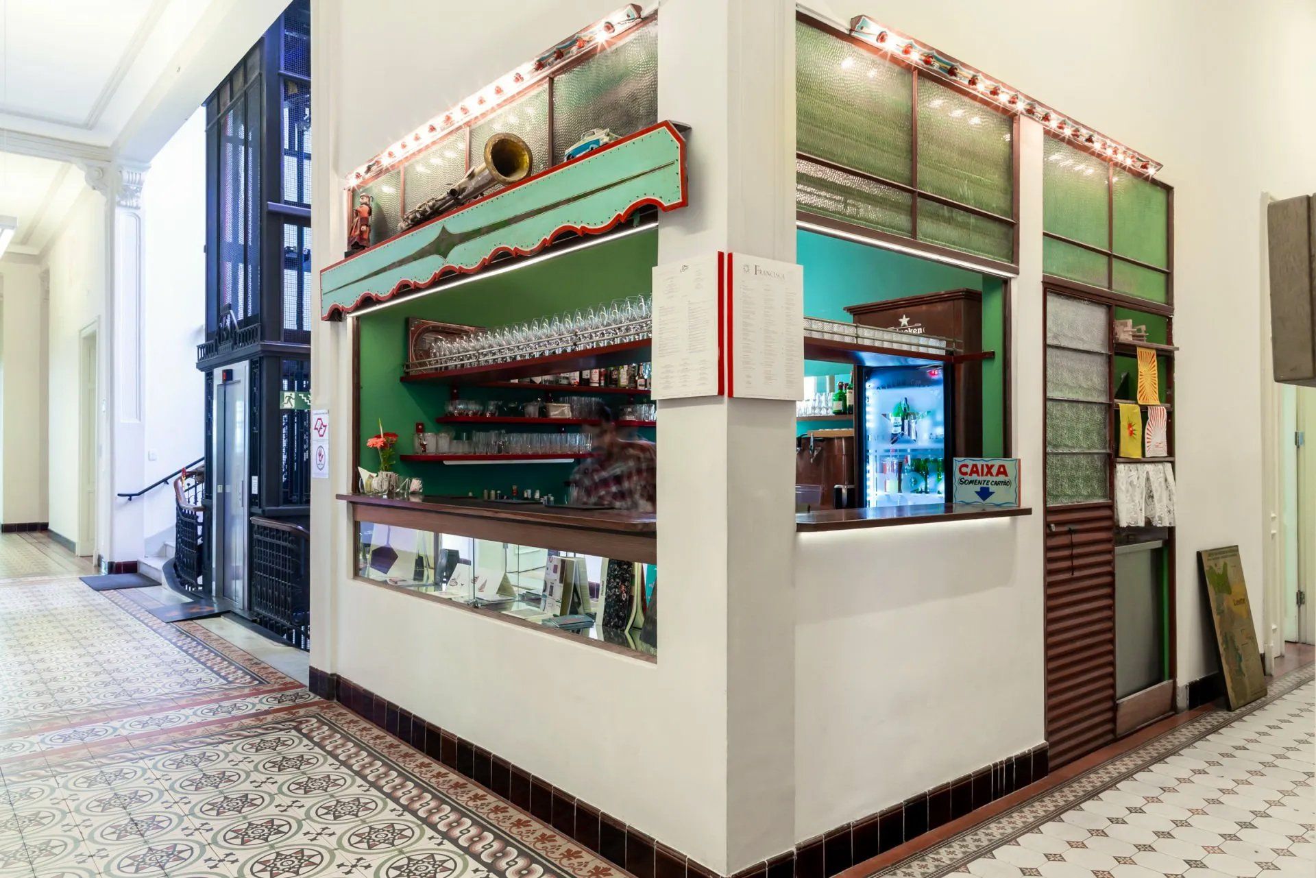 Um canto de um prédio com balcão e geladeira.