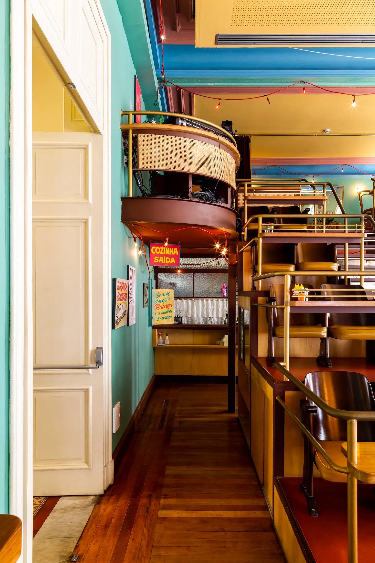 Um longo corredor que leva a uma varanda em um restaurante