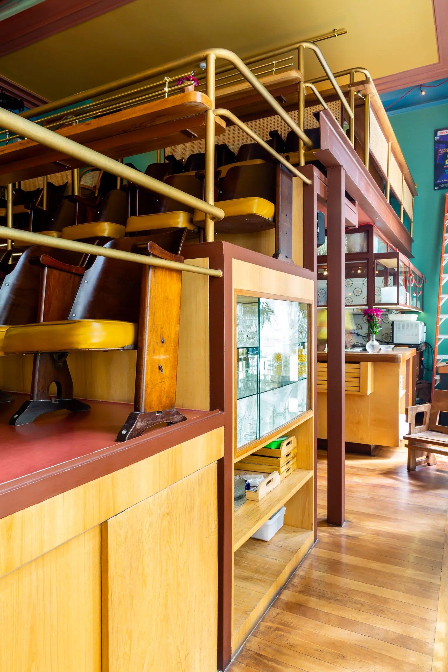 Uma fileira de cadeiras de madeira está alinhada em uma sala.