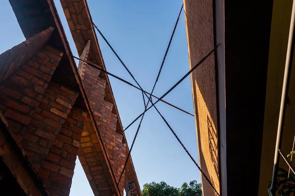 Olhando para um prédio de tijolos com um céu azul ao fundo