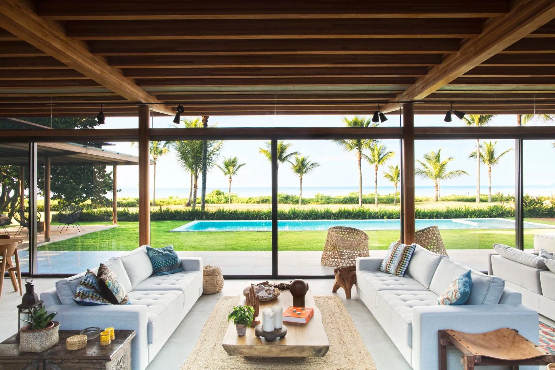 Uma sala repleta de móveis e uma piscina.