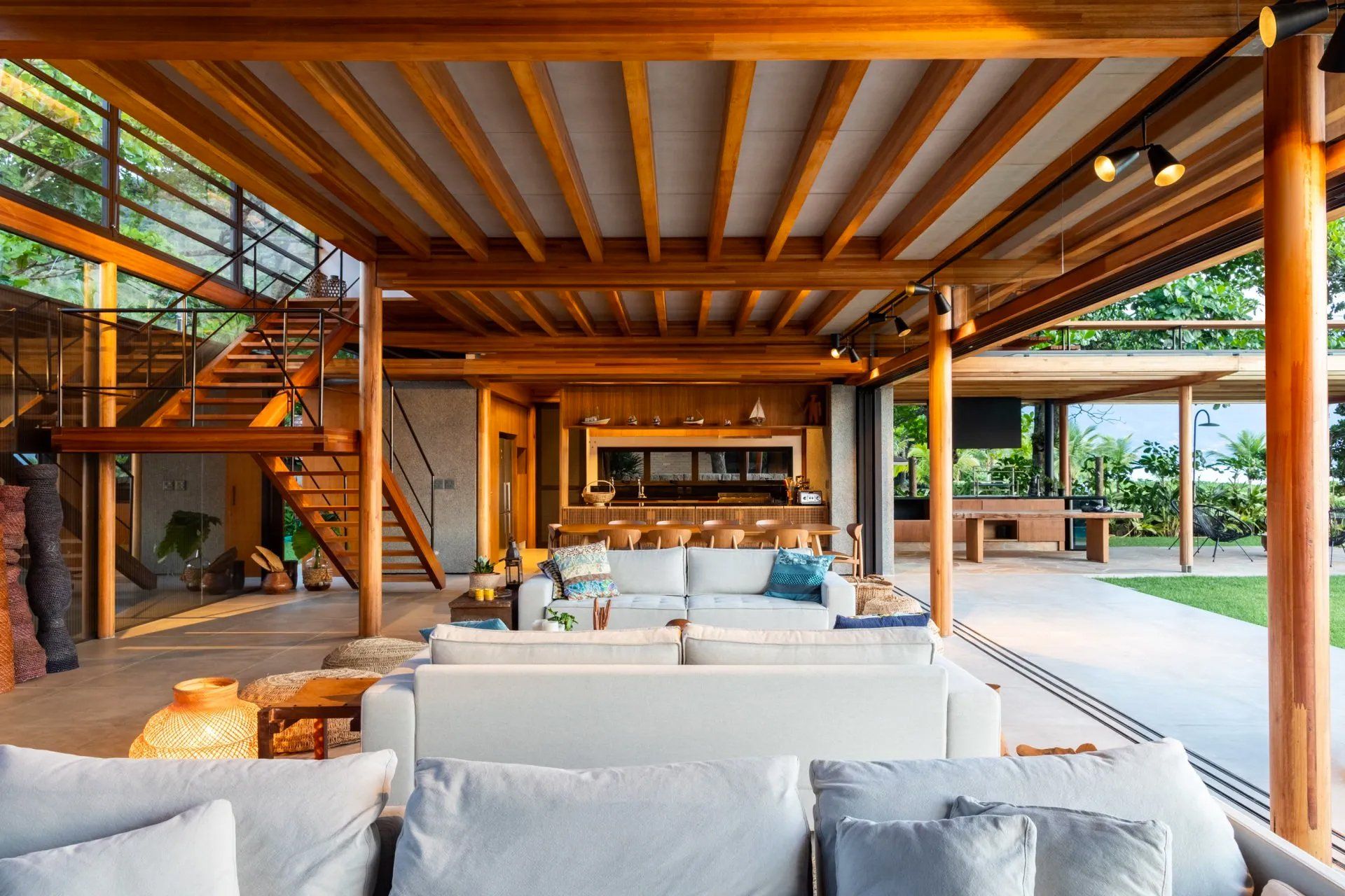 Uma sala repleta de móveis e teto de madeira.