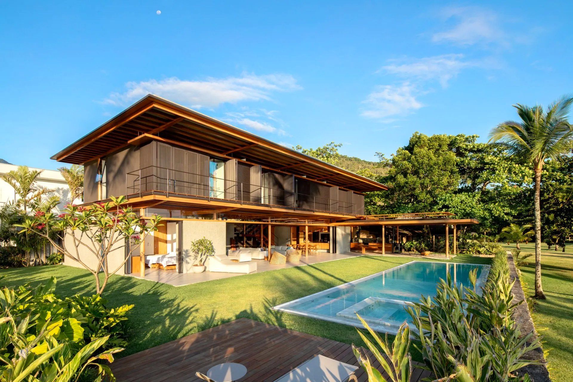 Uma casa grande com piscina no quintal.