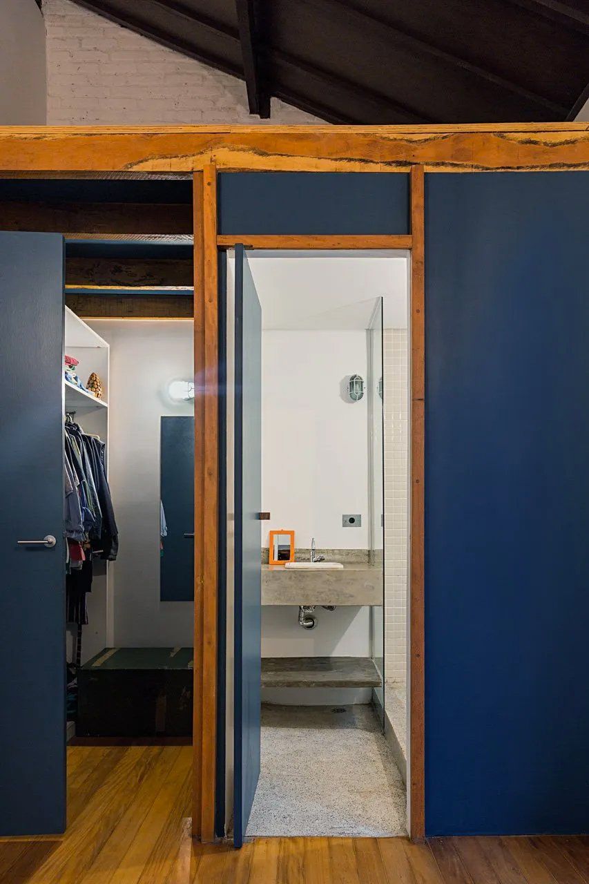 Um banheiro com pia e closet.