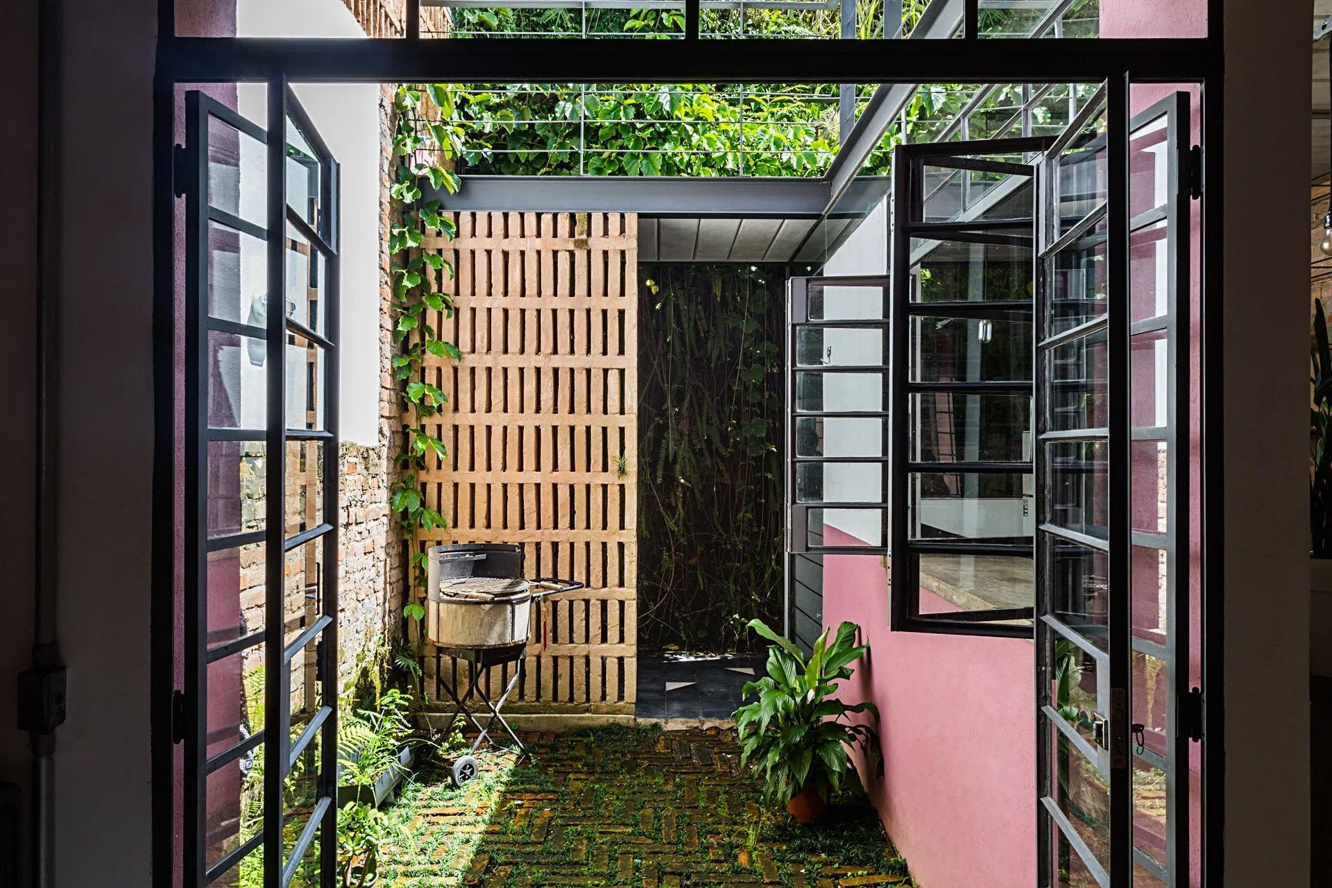 Uma vista de um pátio do interior de uma casa.