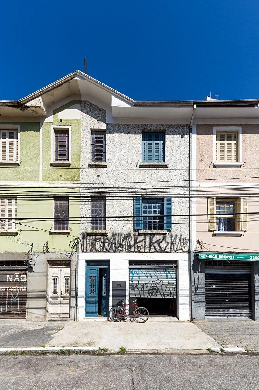 Uma fileira de prédios com um que diz metrô