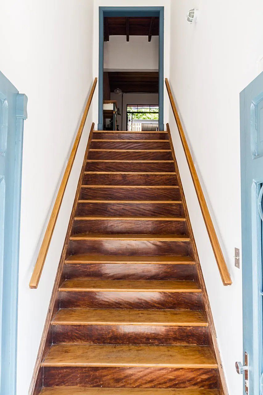 Um conjunto de escadas de madeira que levam ao segundo andar de uma casa.
