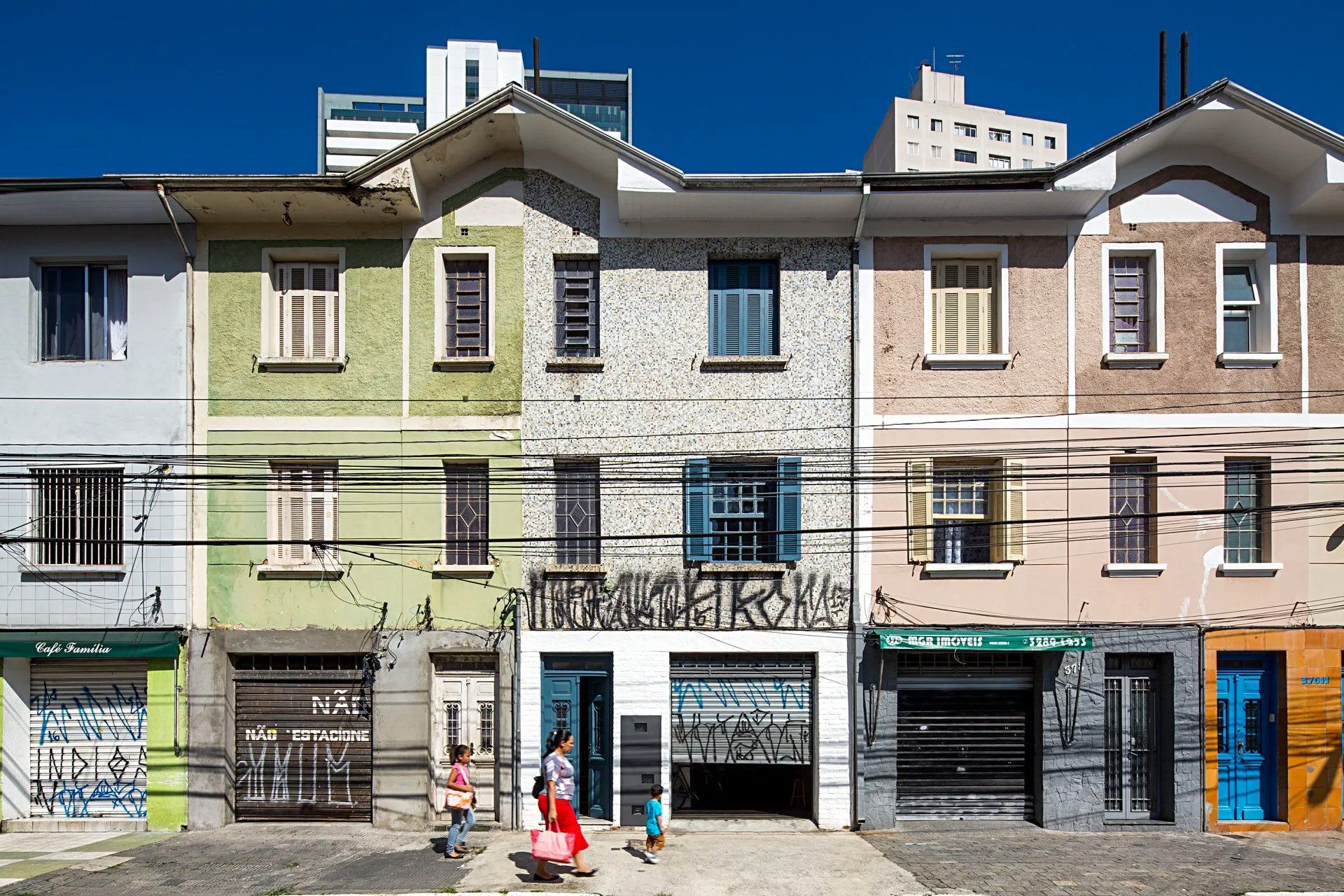 Uma fileira de prédios com grafites nas laterais