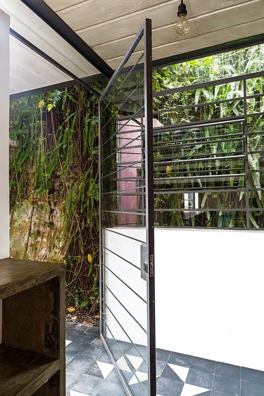 Uma sala com uma cerca e uma porta aberta.