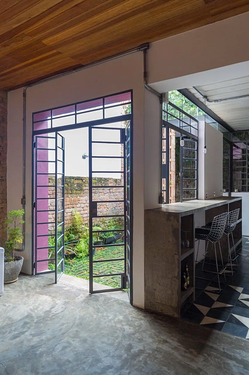 Um quarto com uma janela roxa e uma porta roxa