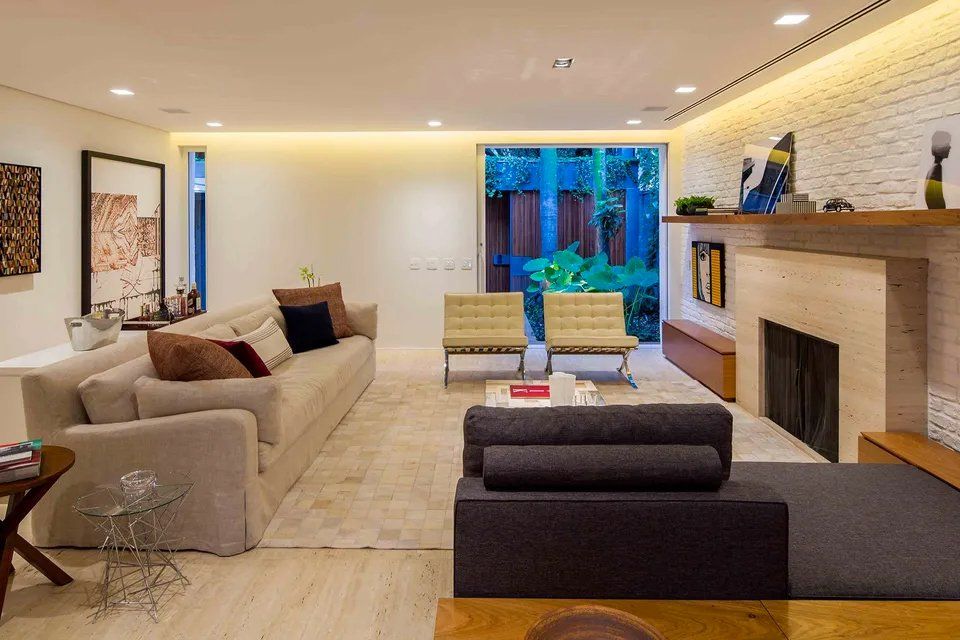 Uma sala repleta de móveis e lareira.