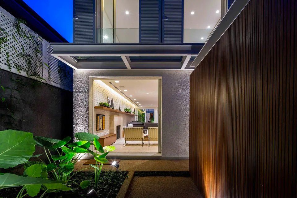 Uma casa moderna com cerca de madeira e porta de vidro deslizante