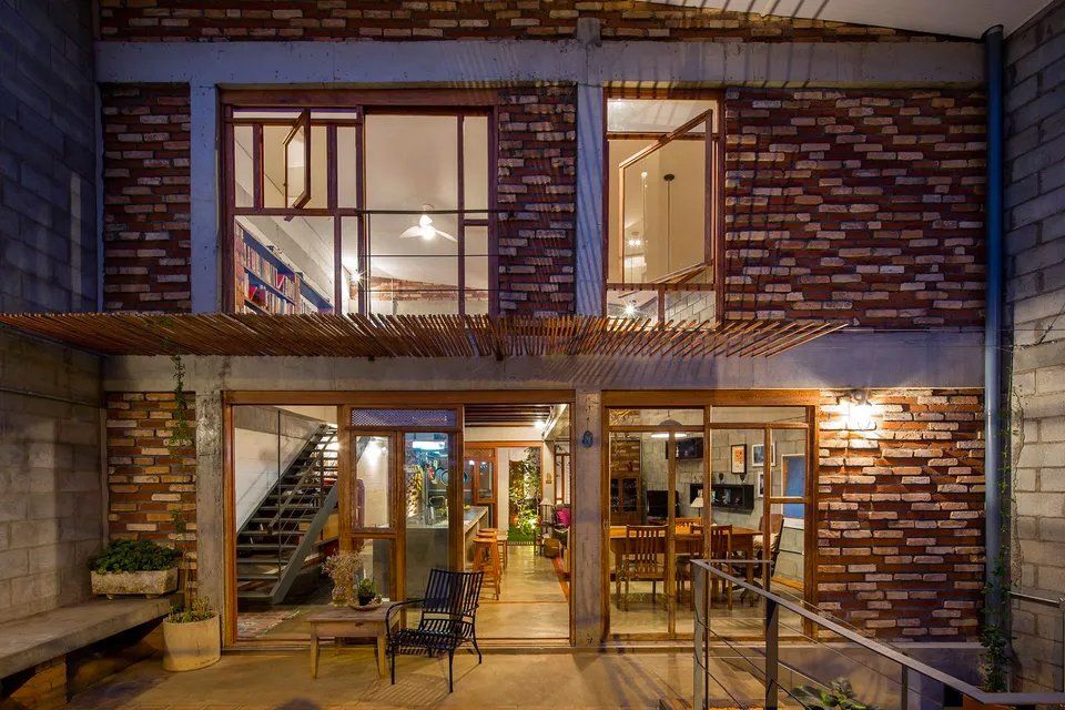 Um grande edifício de tijolos com muitas janelas e escadas.