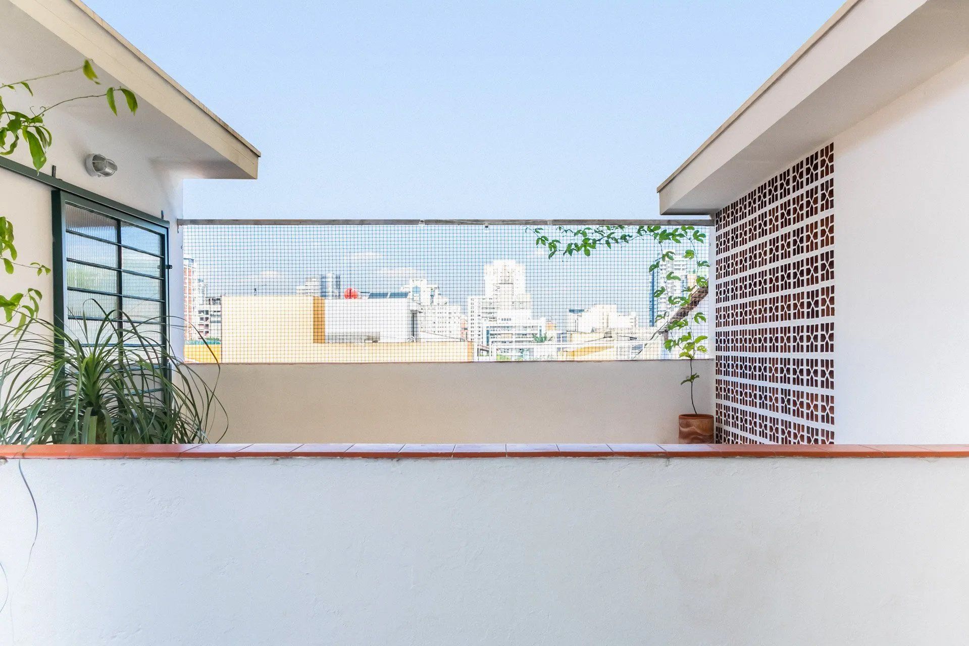 Uma varanda com cerca e vista para a cidade