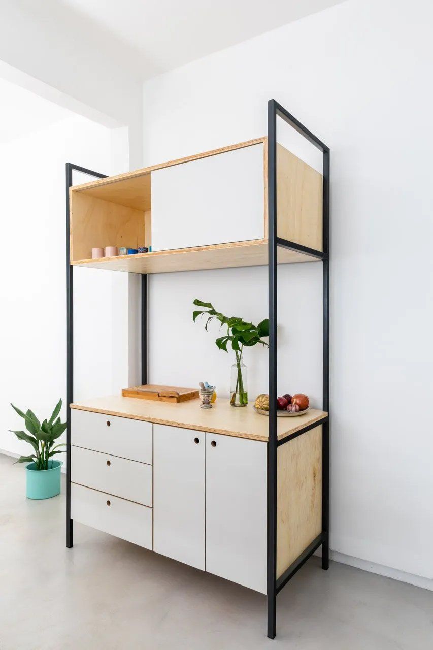 Uma prateleira com uma planta em cima em uma sala.