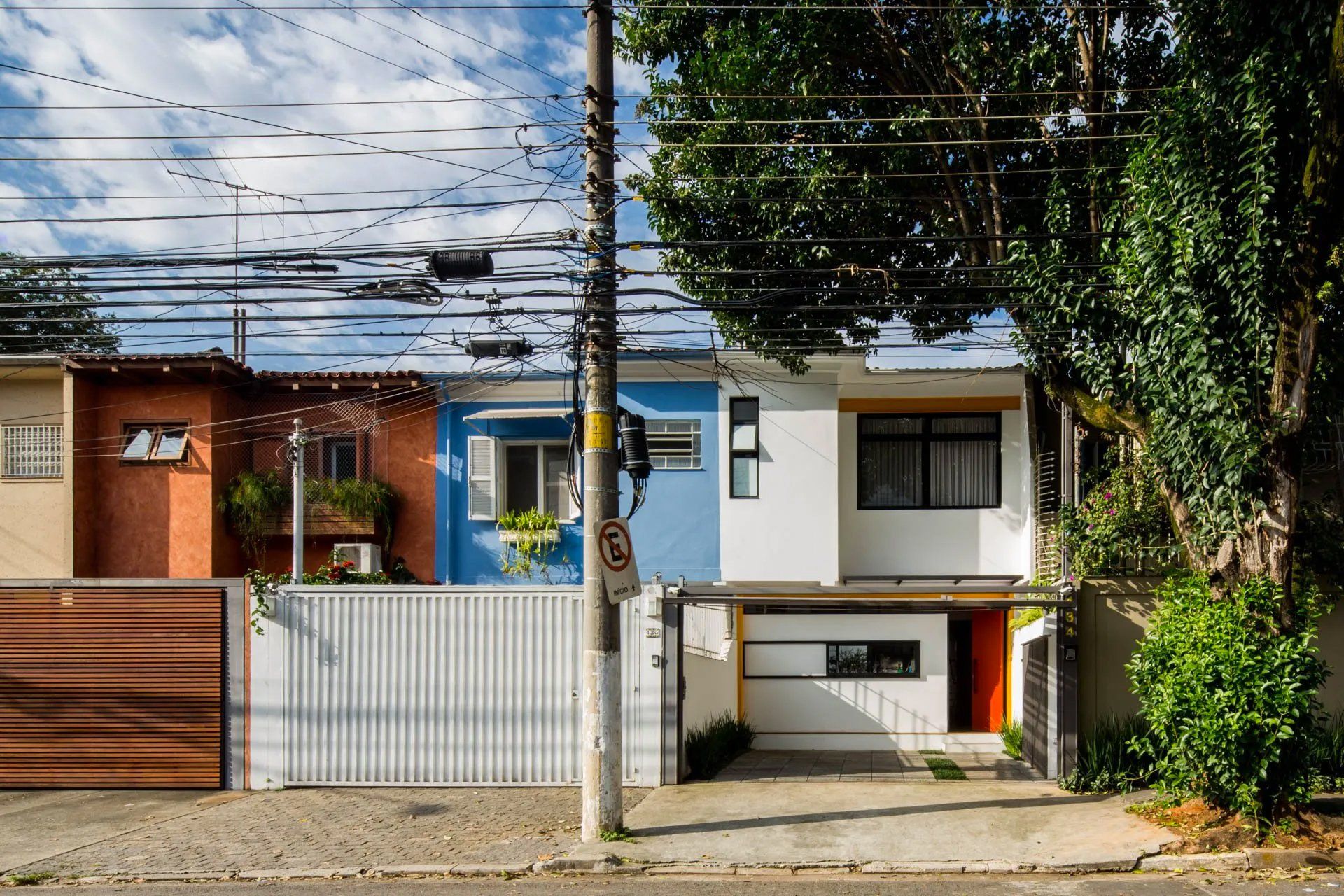 Uma casa azul e branca com uma cerca branca