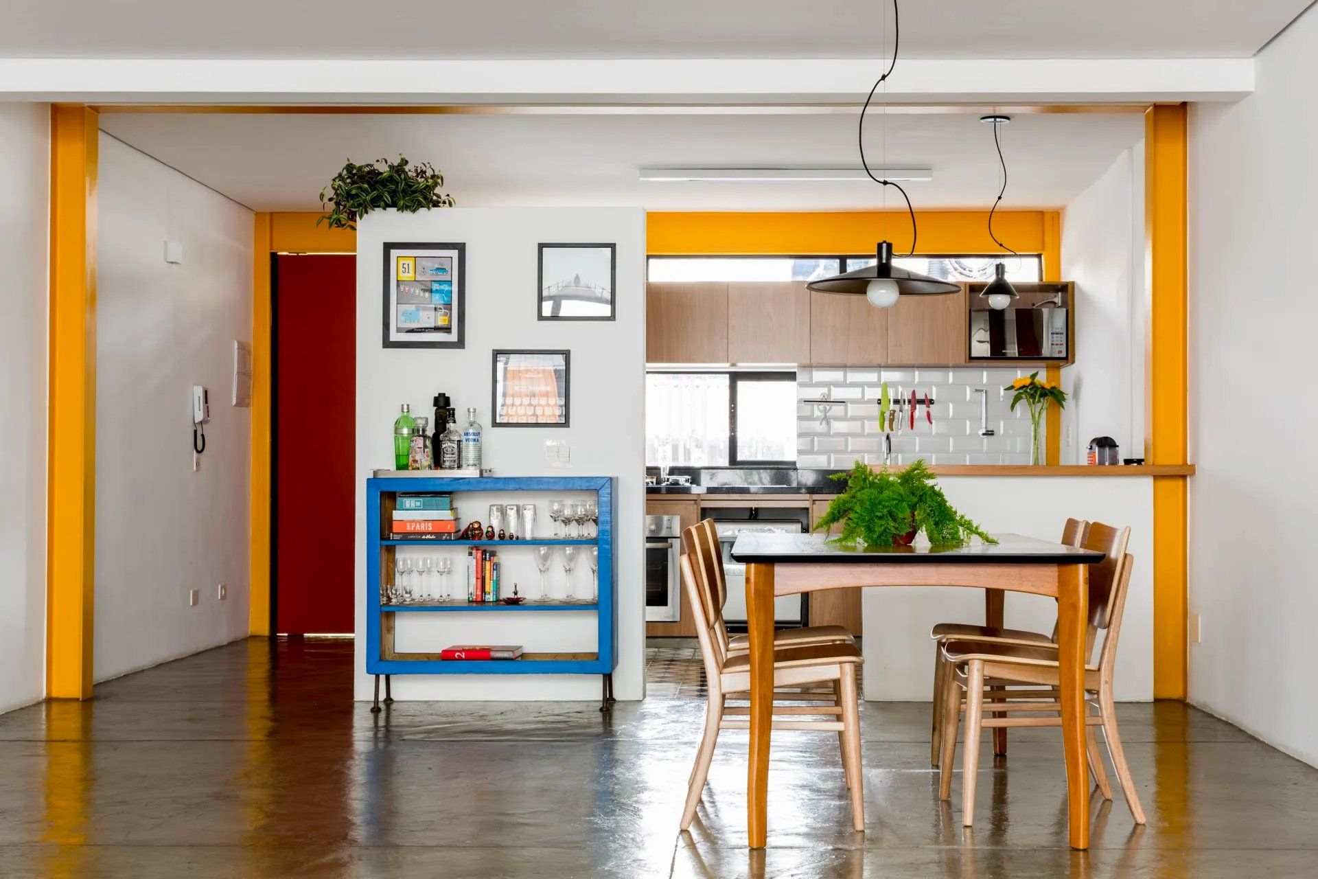 Há uma mesa e cadeiras no meio da sala.