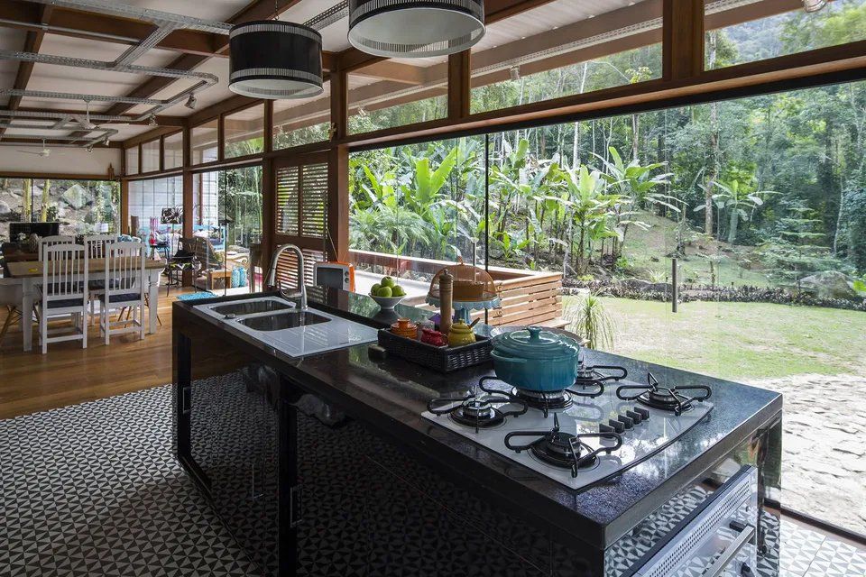 Uma cozinha com uma grande ilha e um fogão com forno.