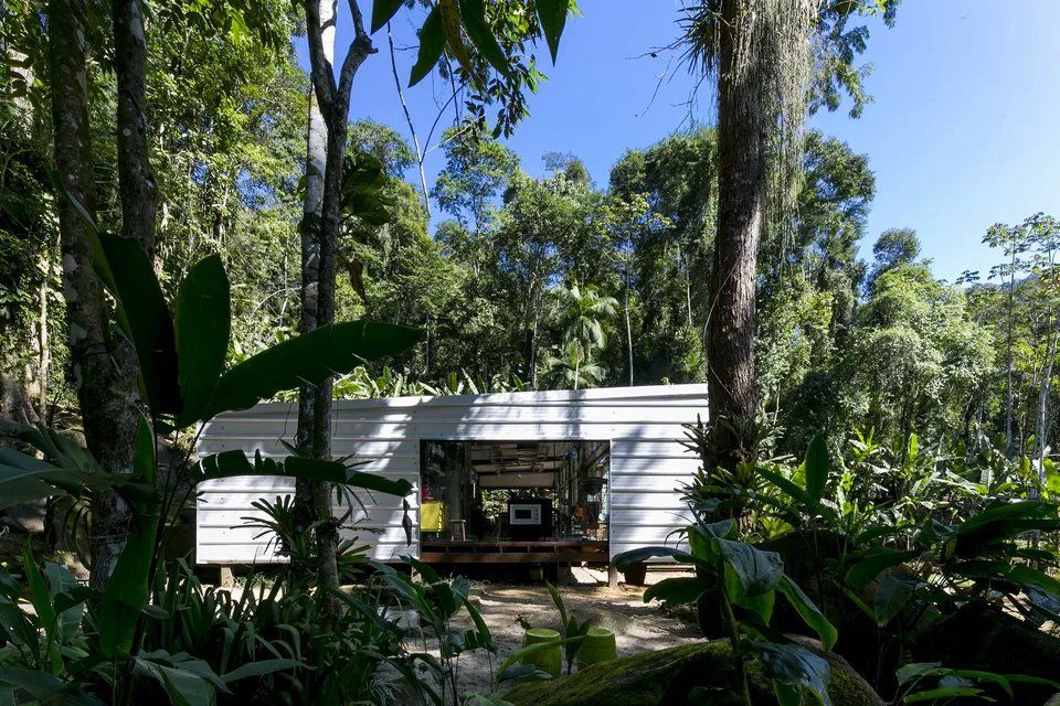 Uma casa branca no meio de uma floresta