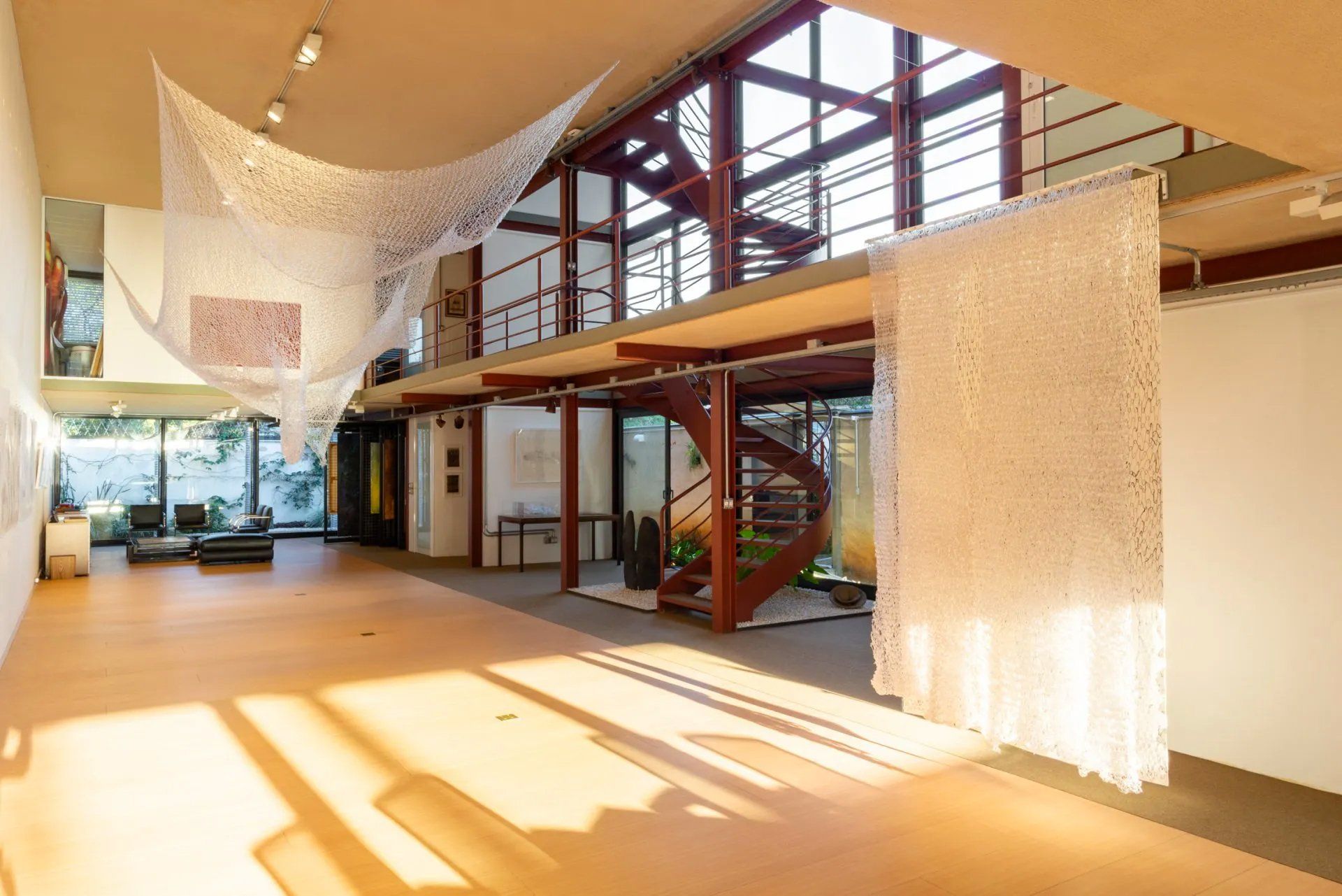 Há uma escada em espiral no meio da sala.