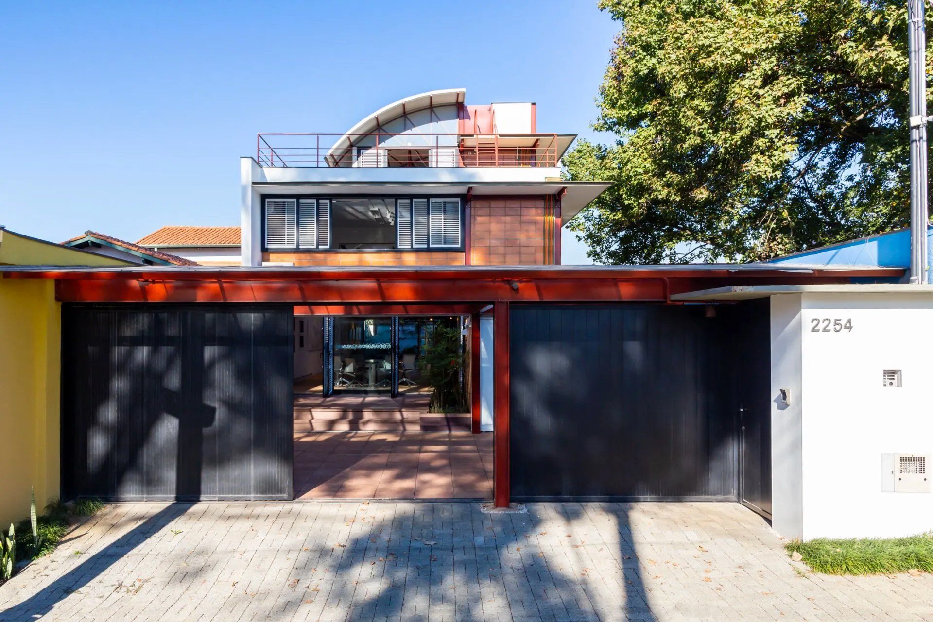 Uma casa com o número 2284 ao lado