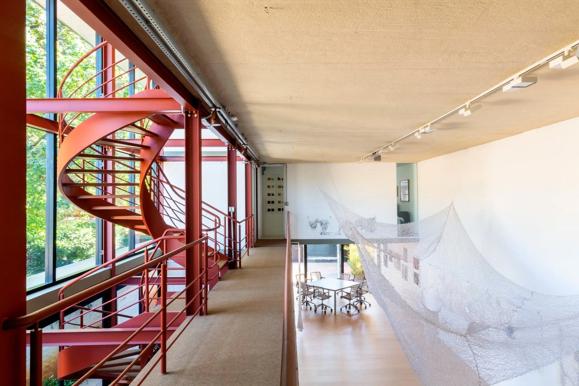 Um longo corredor com uma escada em espiral no meio