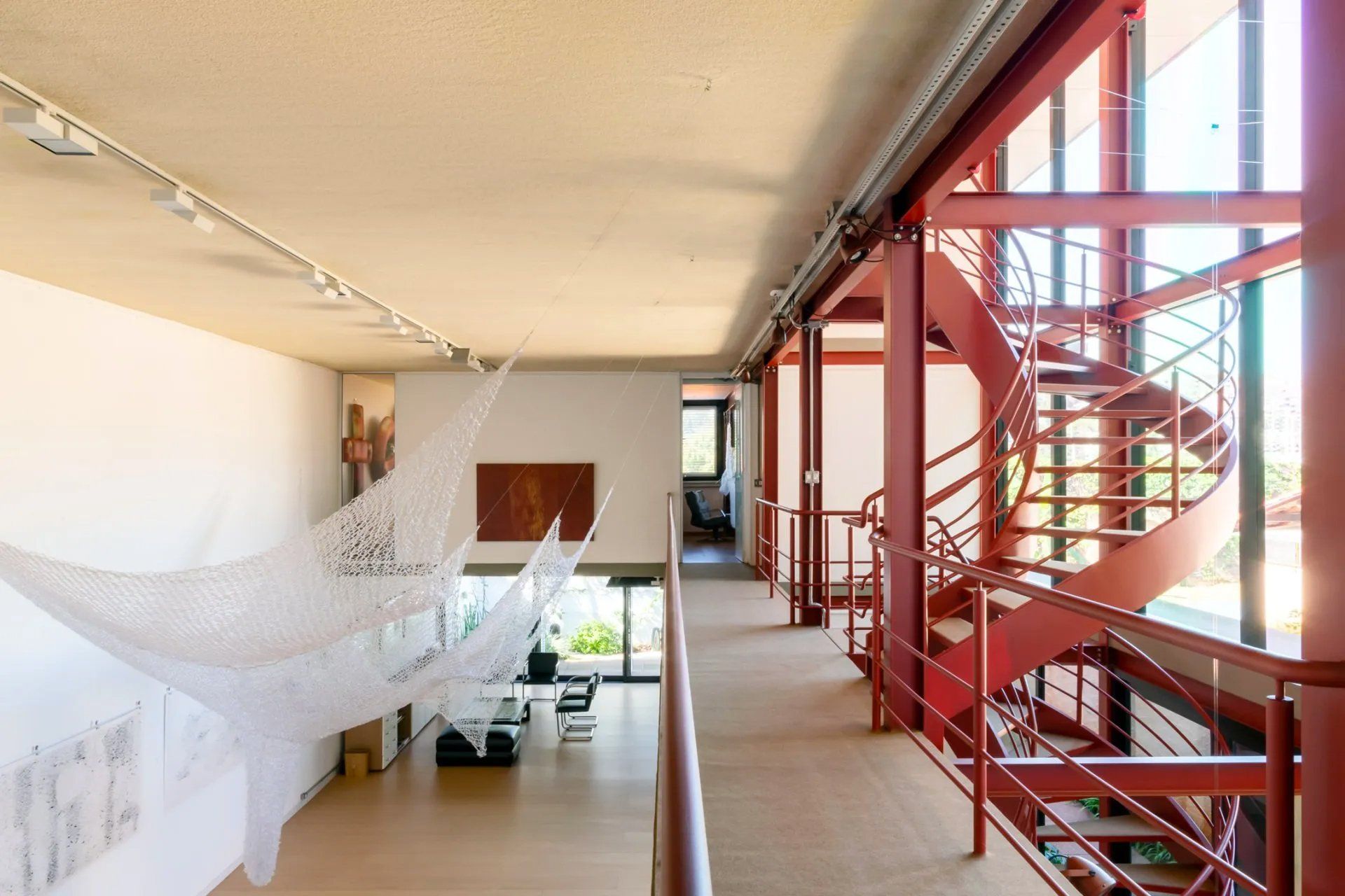 Há uma escada em espiral no meio da sala.