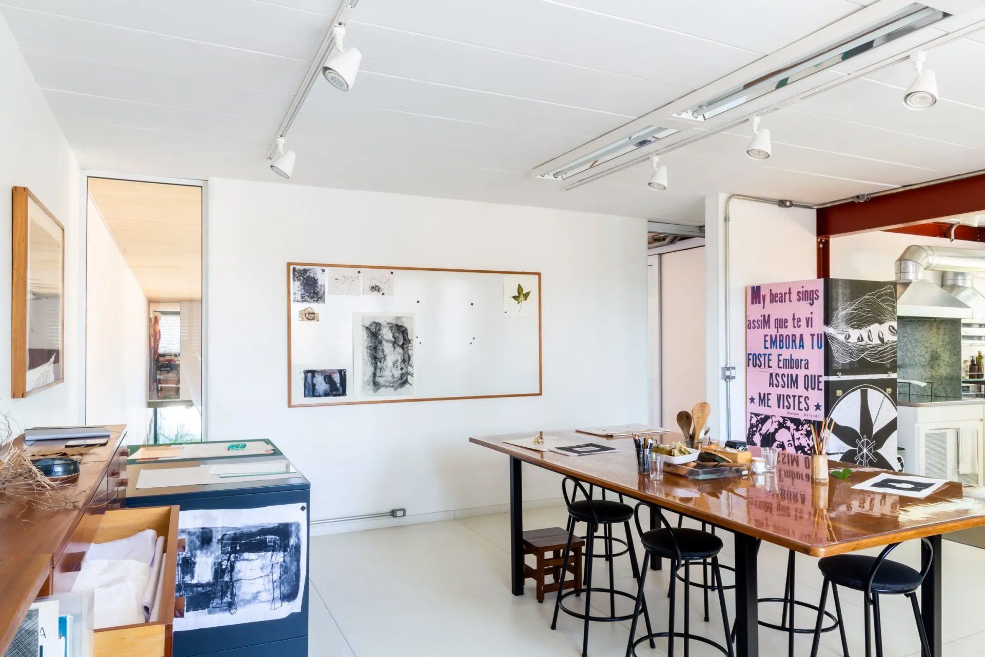 Uma grande sala com uma mesa e cadeiras.