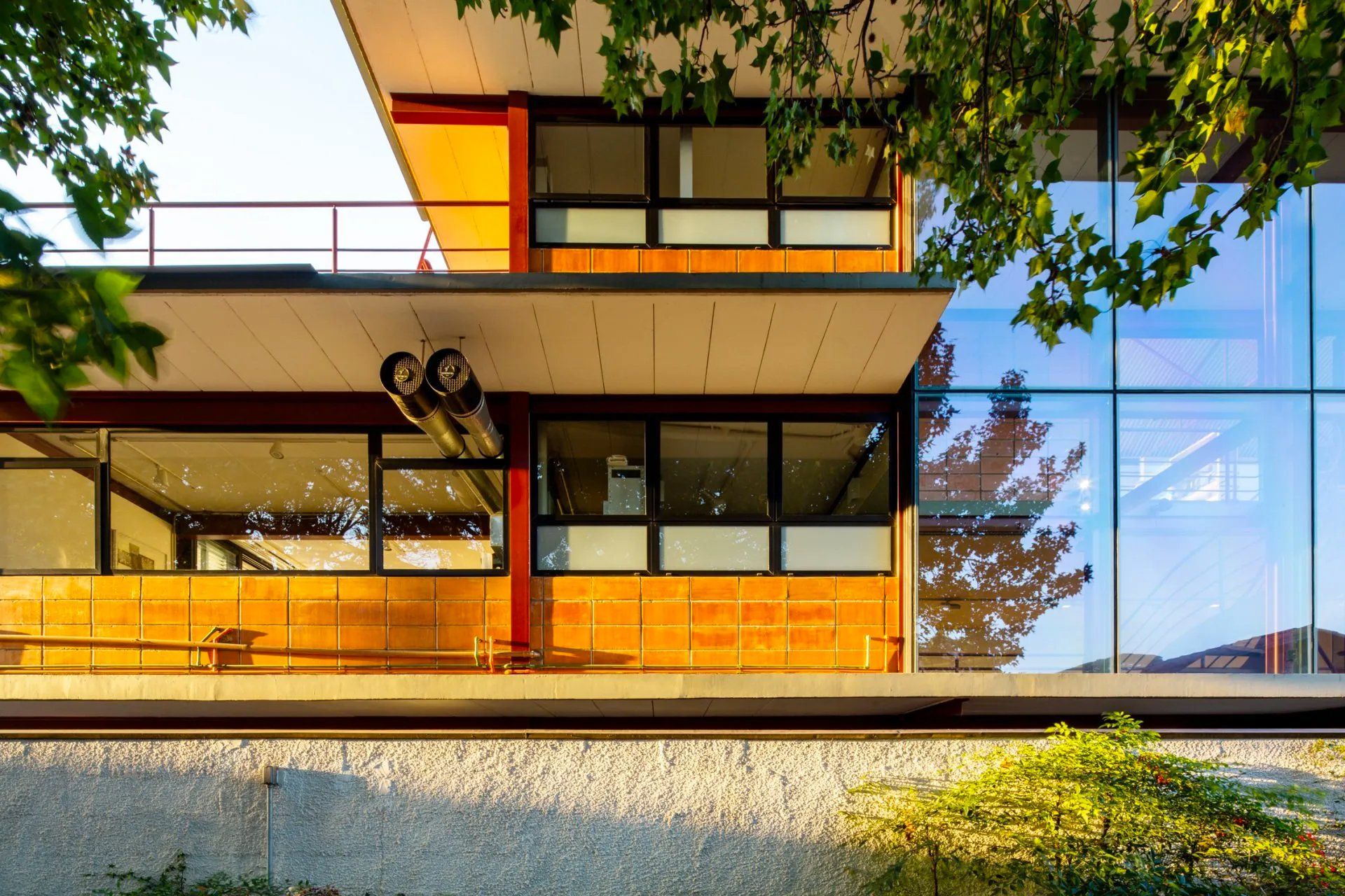 Um grande edifício com muitas janelas e uma varanda