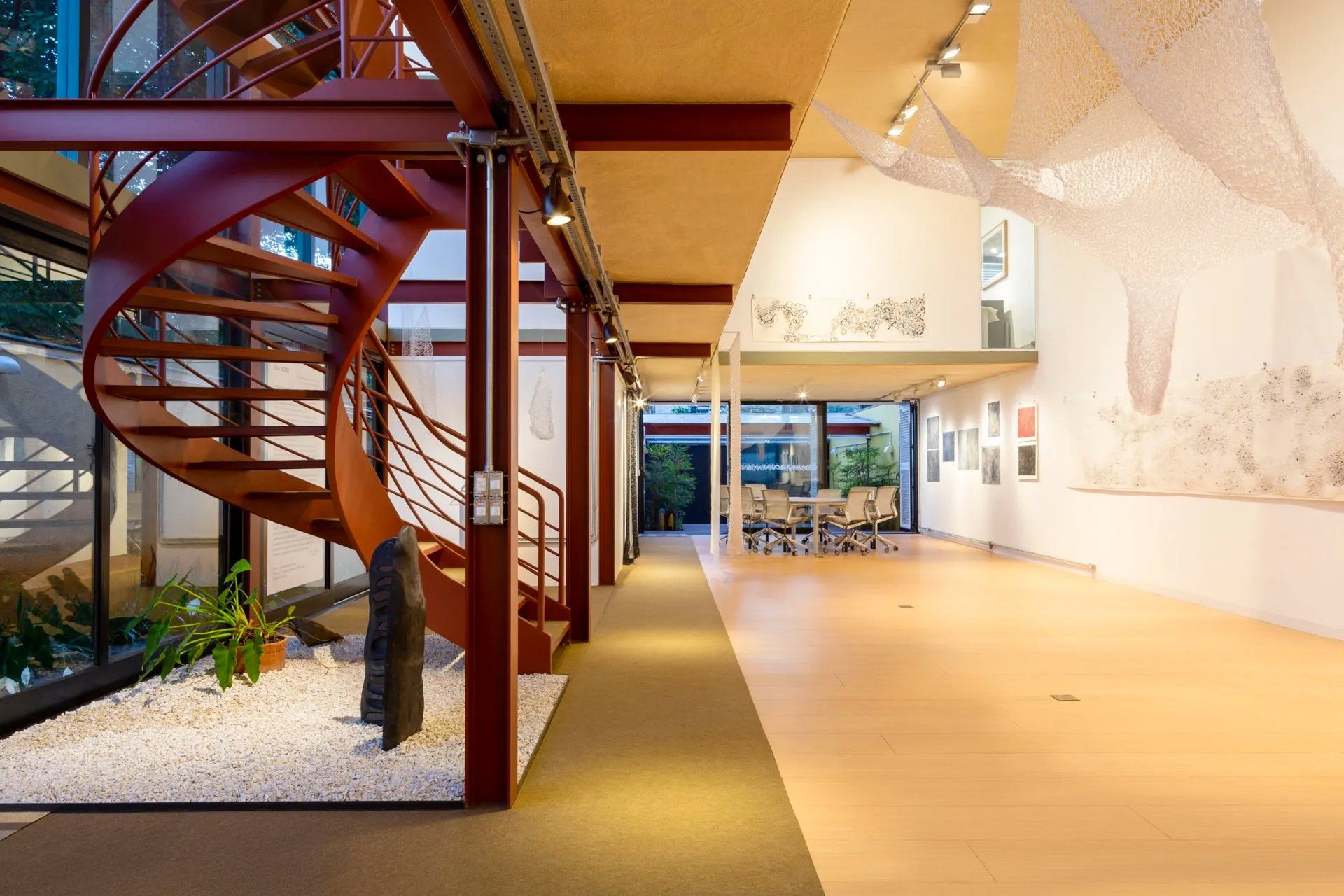 Há uma escada em espiral no meio da sala.